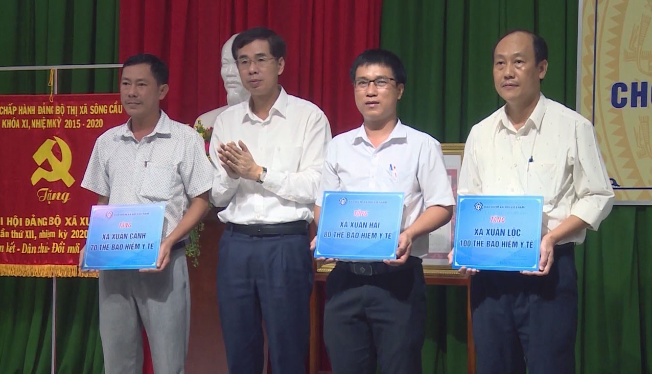 Bảo hiểm xã hội Việt Nam phối hợp tổ chức trao tặng 250 thẻ Bảo hiểm y tế cho người dân Phú Yên bị ảnh hưởng bởi cơn bão số 9 vừa qua. (Ảnh: Xuân Triệu/TTXVN)