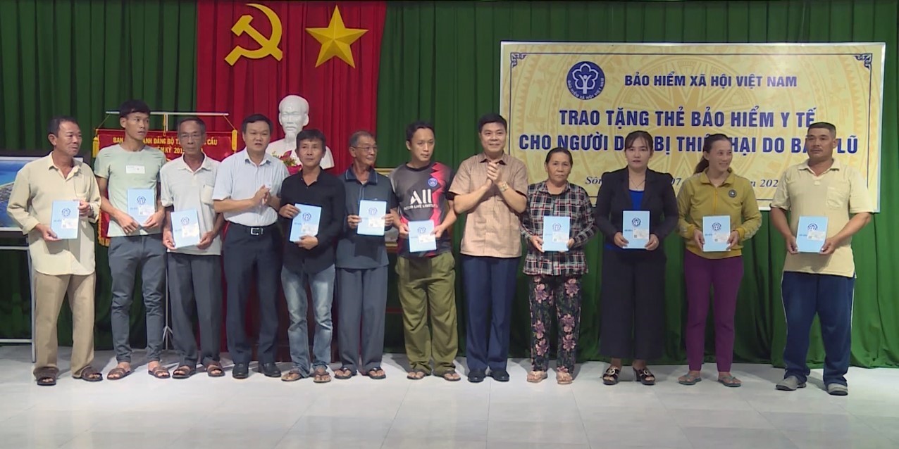 Lãnh đạo Bảo hiểm xã hội Việt Nam và chính quyền địa phương trao tặng 250 thẻ Bảo hiểm y tế cho người dân bị ảnh hưởng bởi cơn bão số 9 vừa qua. (Ảnh: Xuân Triệu/TTXVN)