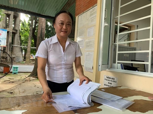 Chị Trần Thị Sen tận tụy với công việc hỗ trợ những người có HIV đi điều trị. (Ảnh: Thùy Giang/Vietnam+)