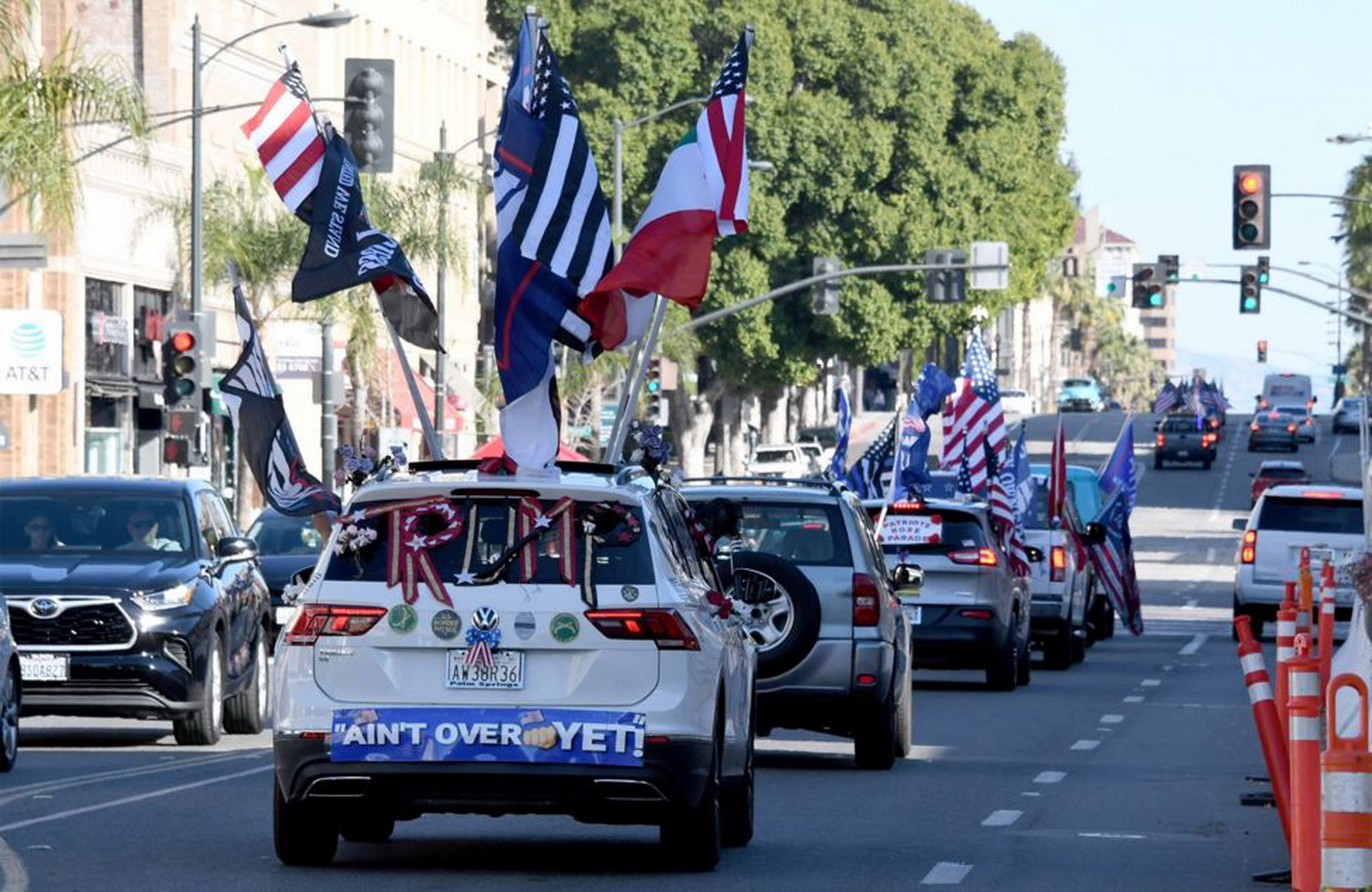 Các đoàn xe gắn cờ Trump và đôi khi có cả những chiếc xe kéo được trang trí cầu kỳ. (Nguồn: Getty Images)