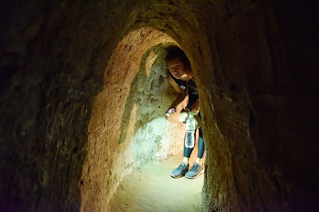 Địa đạo Củ Chi - nơi có hệ thống đường ngầm dài hơn 200 km, đường hầm dưới địa đạo vừa đủ cho một người đi lom khom. (Nguồn: vietnamtourism.gov.vn)