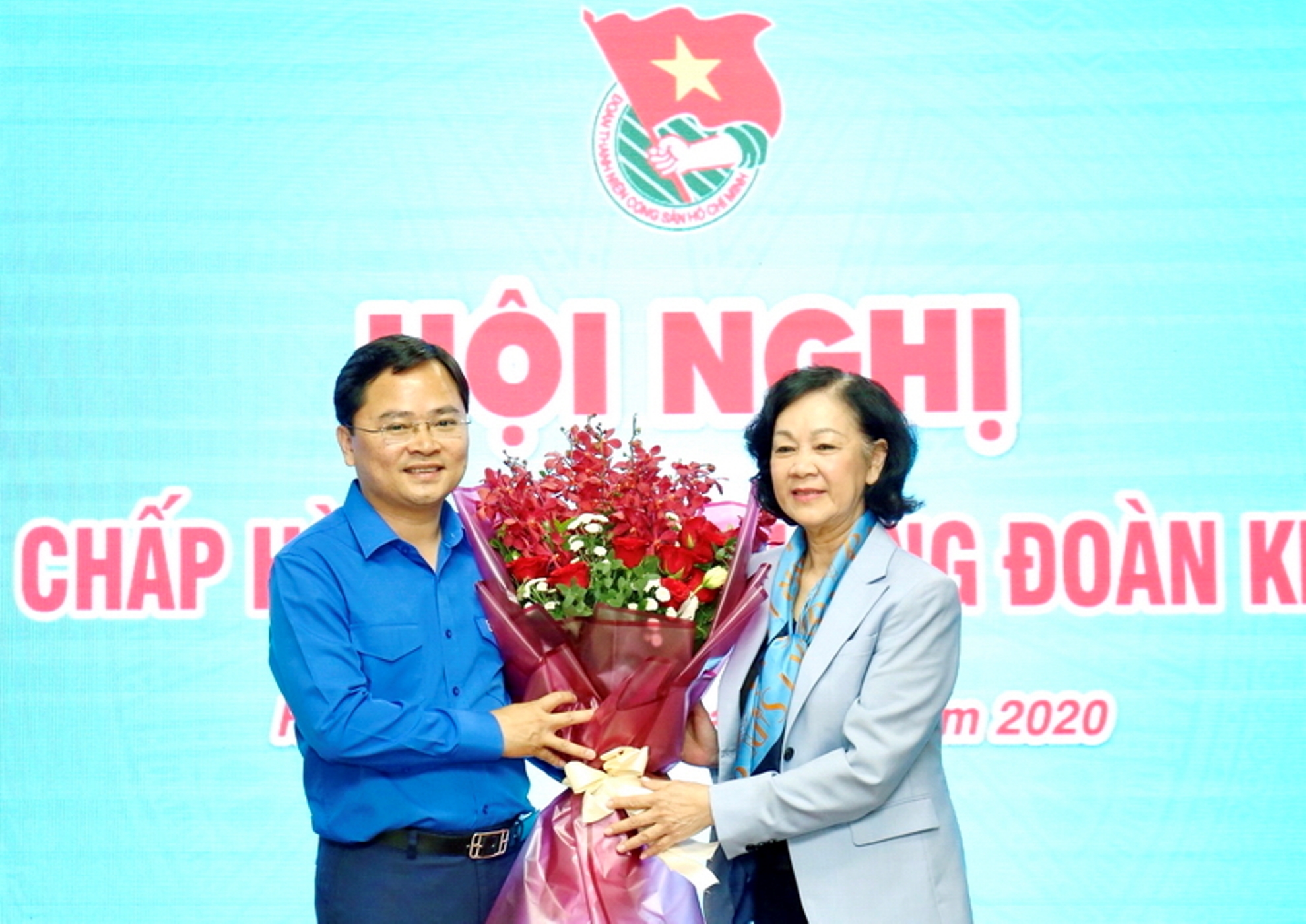 Bà Trương Thị Mai, Ủy viên Bộ Chính trị, Bí thư Trung ương Đảng, Trưởng ban Dân vận Trung ương tặng hoa chúc mừng tân Bí thư thứ nhất Trung ương Đoàn anh Nguyễn Anh Tuấn.