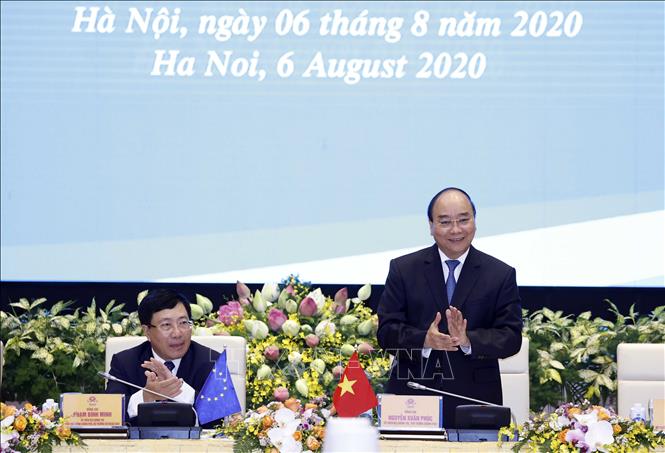 El primer ministro de Vietnam, Nguyen Xuan Phuc (a la derecha) en la conferencia sobre la implementación del EVFTA, efectuada el 6 de agosto de 2020 de forma virtual en Hanoi (Fuente: VNA)