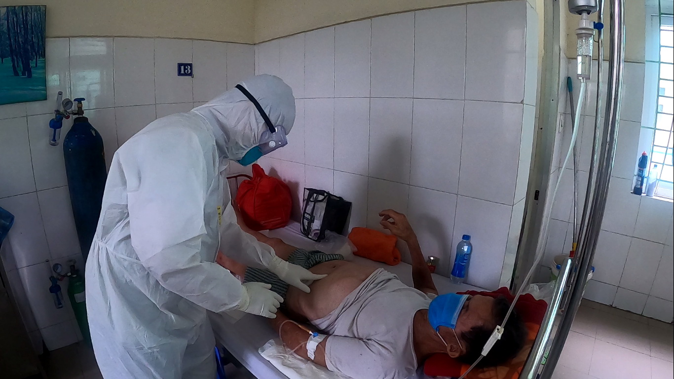 Bác sỹ Thạch khám cho bệnh nhân tại Trung tâm Y tế Hoà Vang - sau chuyển thành Bệnh viện Dã chiến Hòa Vang. (Ảnh: PV/Vietnam+)