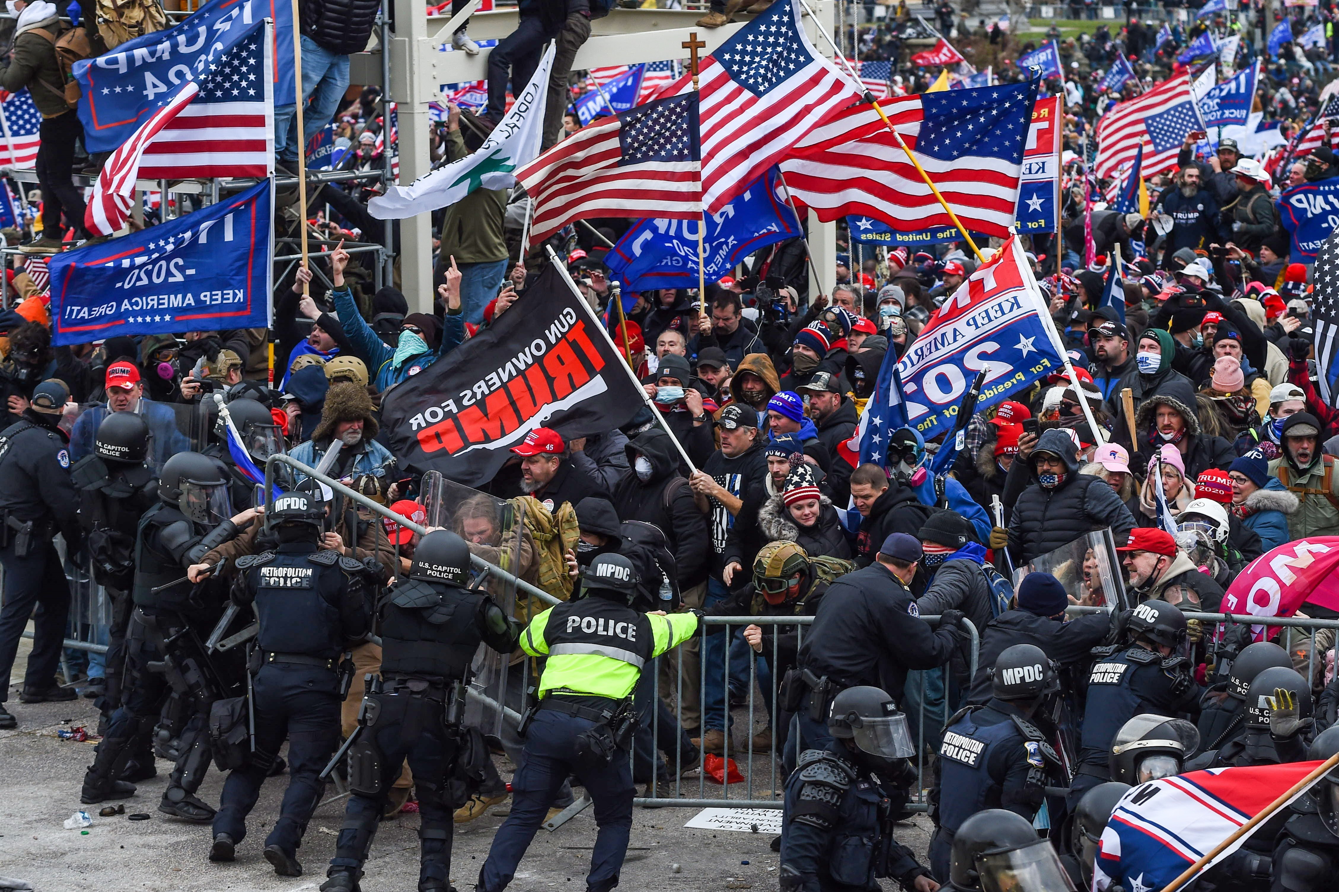 Người biểu tình ủng hộ Tổng thống Trump xung đột với cảnh sát khi cố gắng đột  nhập vào tòa nhà Quốc hội Mỹ hôm 6/1/2020. (Ảnh: AFP/TTXVN)