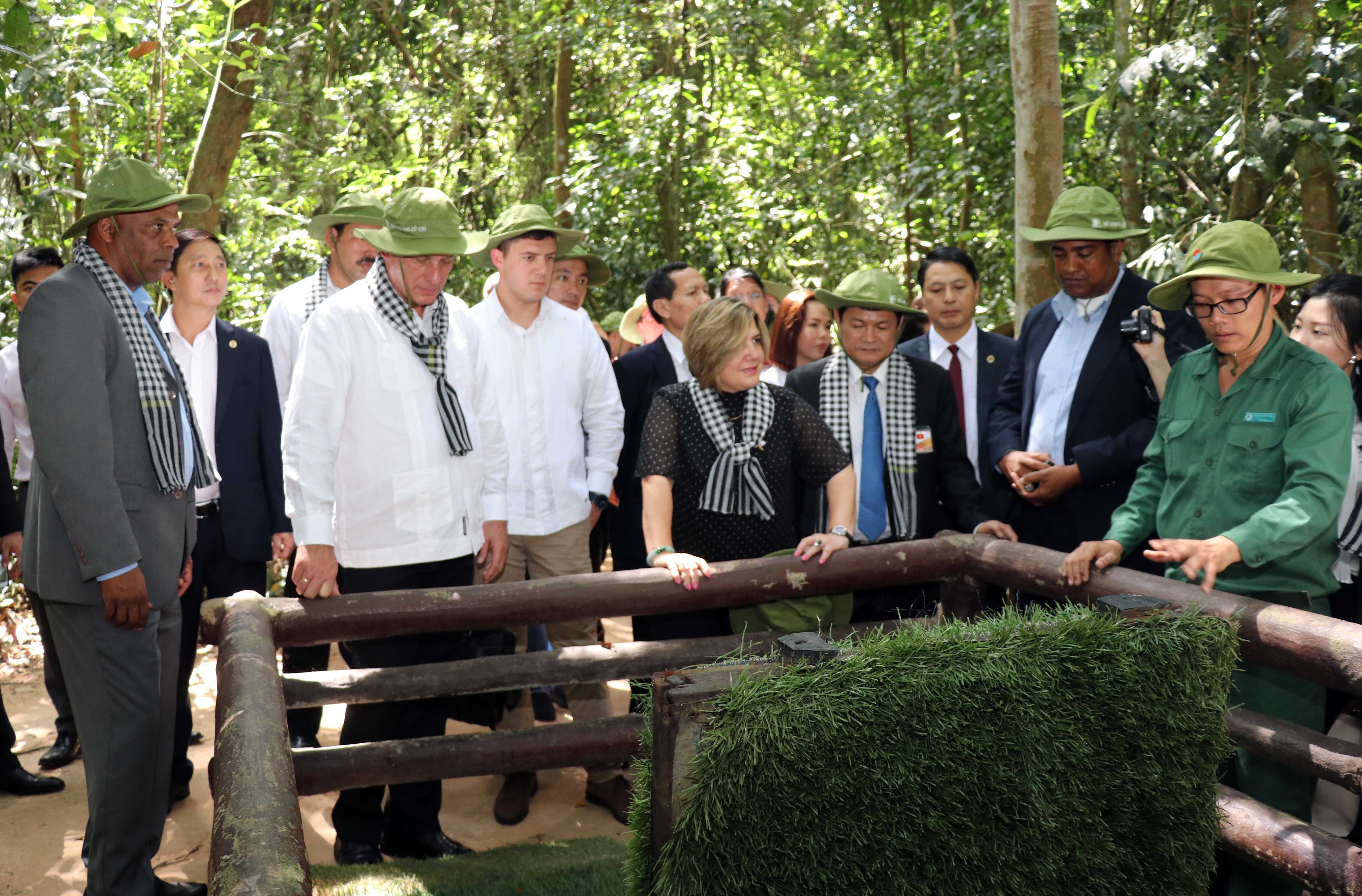 Chủ tịch Hội đồng Nhà nước và Hội đồng Bộ trưởng Cộng hòa Cuba Miguel Diaz Canel và Phu nhân tham quan hầm chông tại Khu Di tích Lịch sử địa đạo Củ Chi. (Ảnh: Xuân Khu/TTXVN)