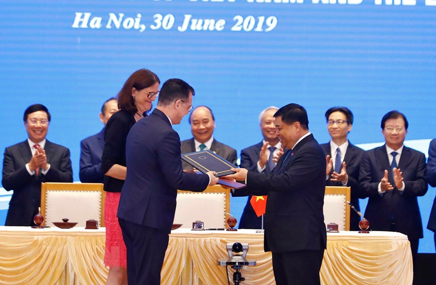 El primer ministro de Vietnam, Nguyen Xuan Phuc, presencia la firma del EVFTA. (Fuente: VNA)