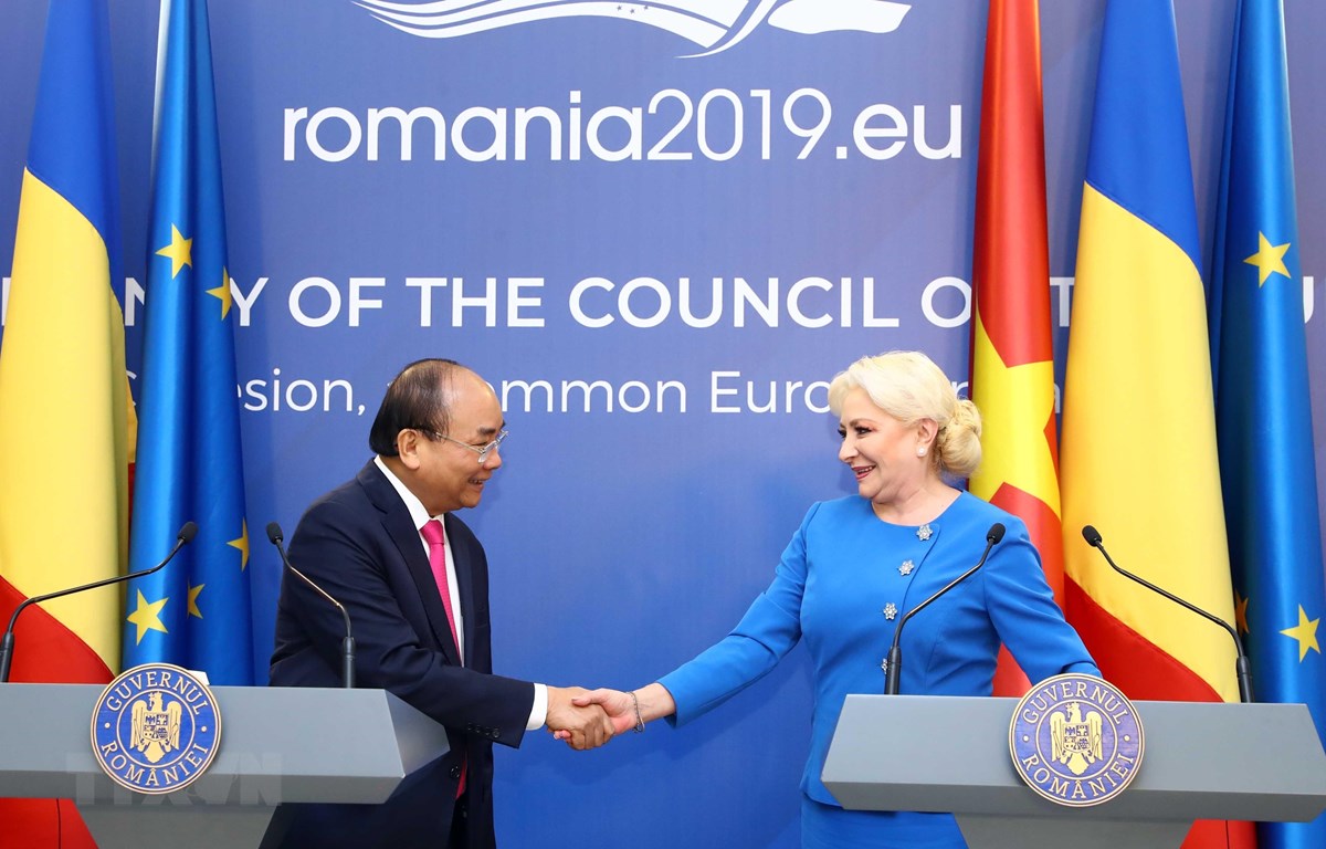 El primer ministro de Vietnam, Nguyen Xuan Phuc, y su homóloga de Rumania, Viorica Dancila, durante la visita del dirigente vietnamita al país europeo en abril de 2019. (Fuente: VNA) 