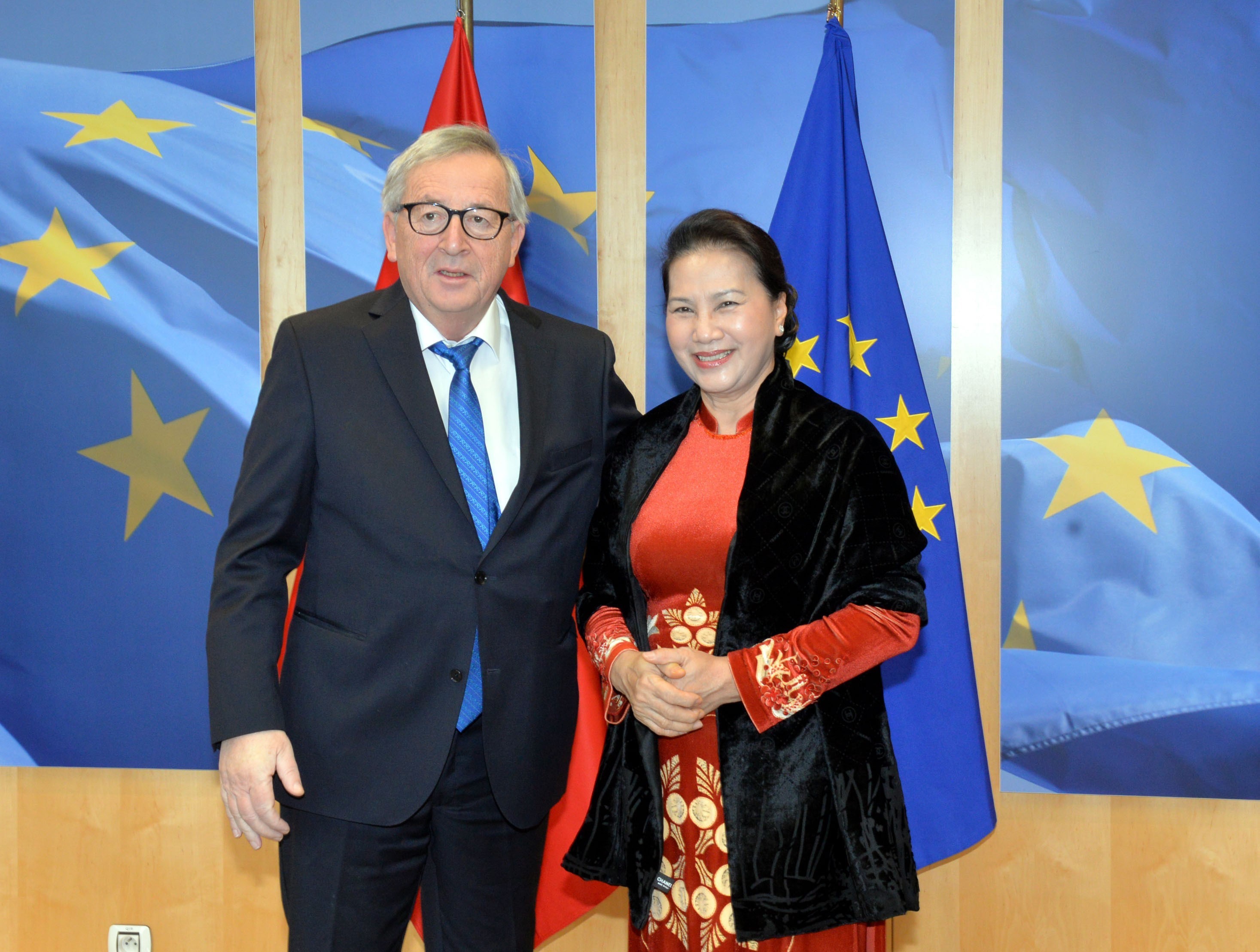 La presidenta de la Asamblea Nacional de Vietnam, Nguyen Thi Kim Ngan, y el titular de la Comisión Europea, Jean-Claude Juncker, en abril de 2019. (Fuente: VNA)
