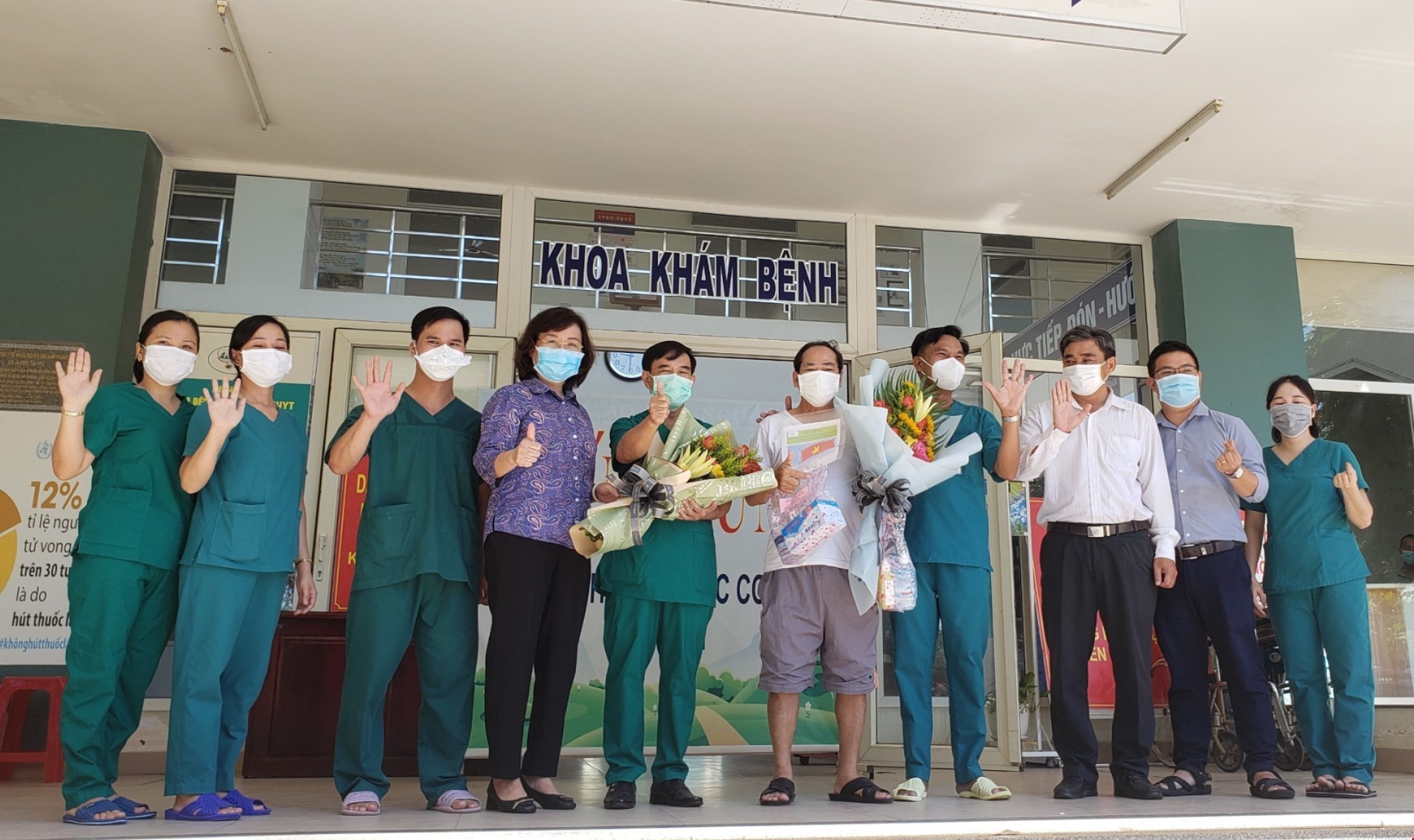Bệnh nhân cuối cùng và đội ngũ y, bác sỹ, lãnh đạo Bệnh viện dã chiến  Hòa Vang vui mừng khi công bố khỏi bệnh bệnh nhân cuối cùng. (Ảnh: Văn  Dũng/TTXVN)