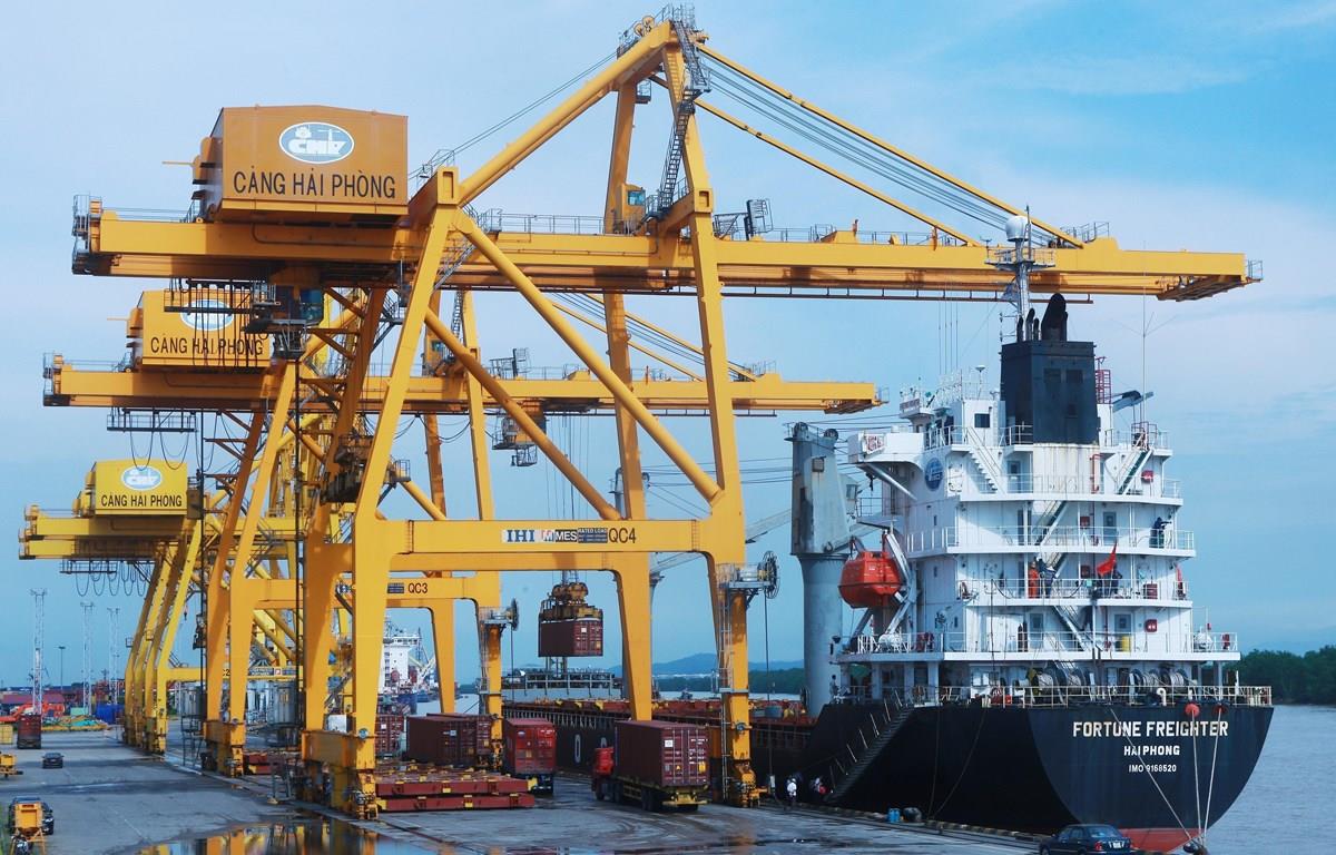 La UE es uno de los socios comerciales más importantes de Vietnam. El intercambio mercantil bilateral multiplicado casi 14 veces desde el año 2000, de cuatro mil 100 millones de dólares a 56 mil 450 millones de dólares en 2019. En la foto: Descarga de mercancías en el puerto de Hai Phong, norte de Vietnam.(Fuente: VNA)