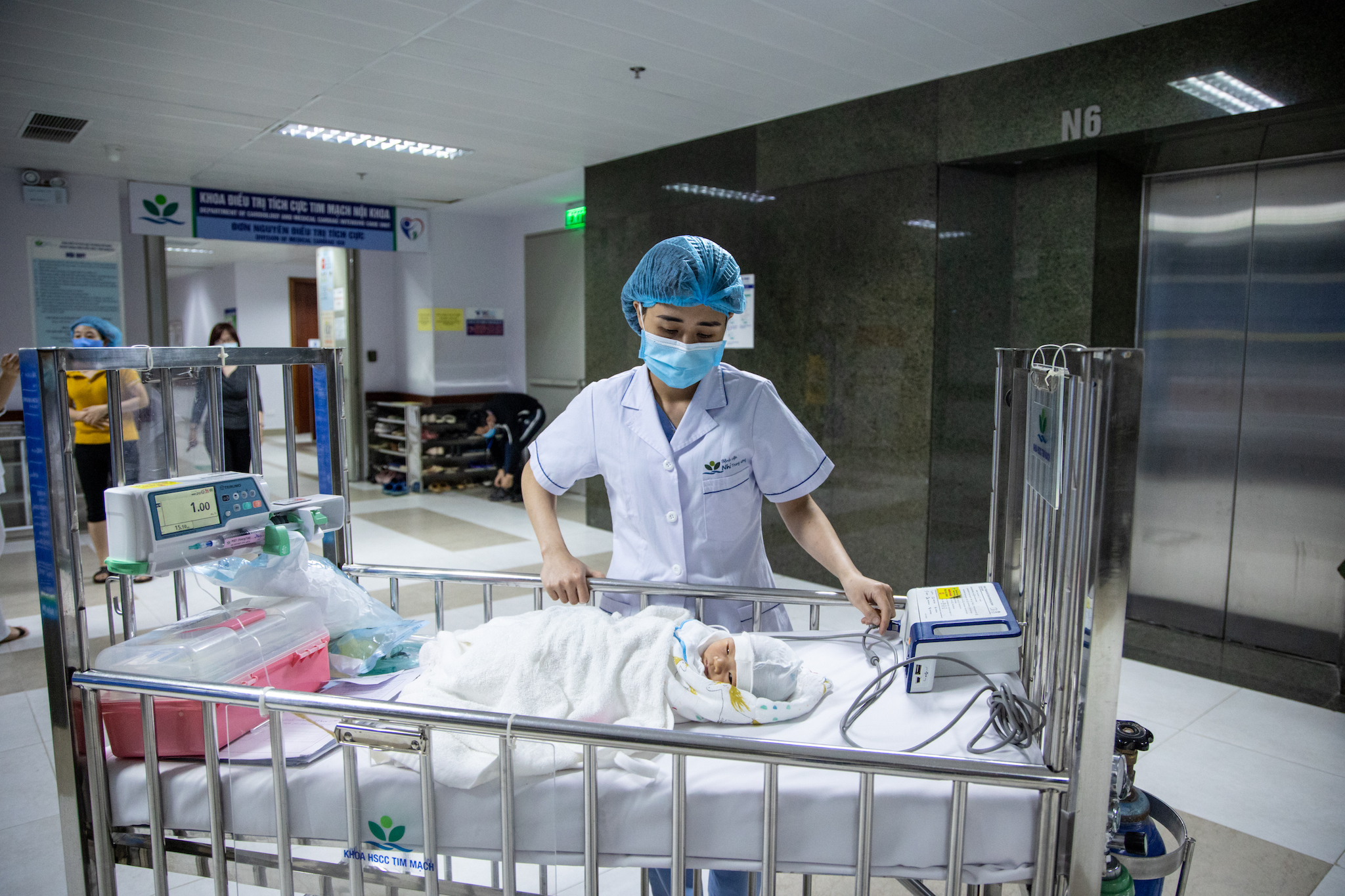 Các y bác sỹ Trung tâm Tim mạch trẻ em - Bệnh viện Nhi Trung ương tận tình chăm sóc bé Quốc Thiên trước khi được đưa vào phòng phẫu thuật. (Ảnh: Minh Sơn/Vietnam+)