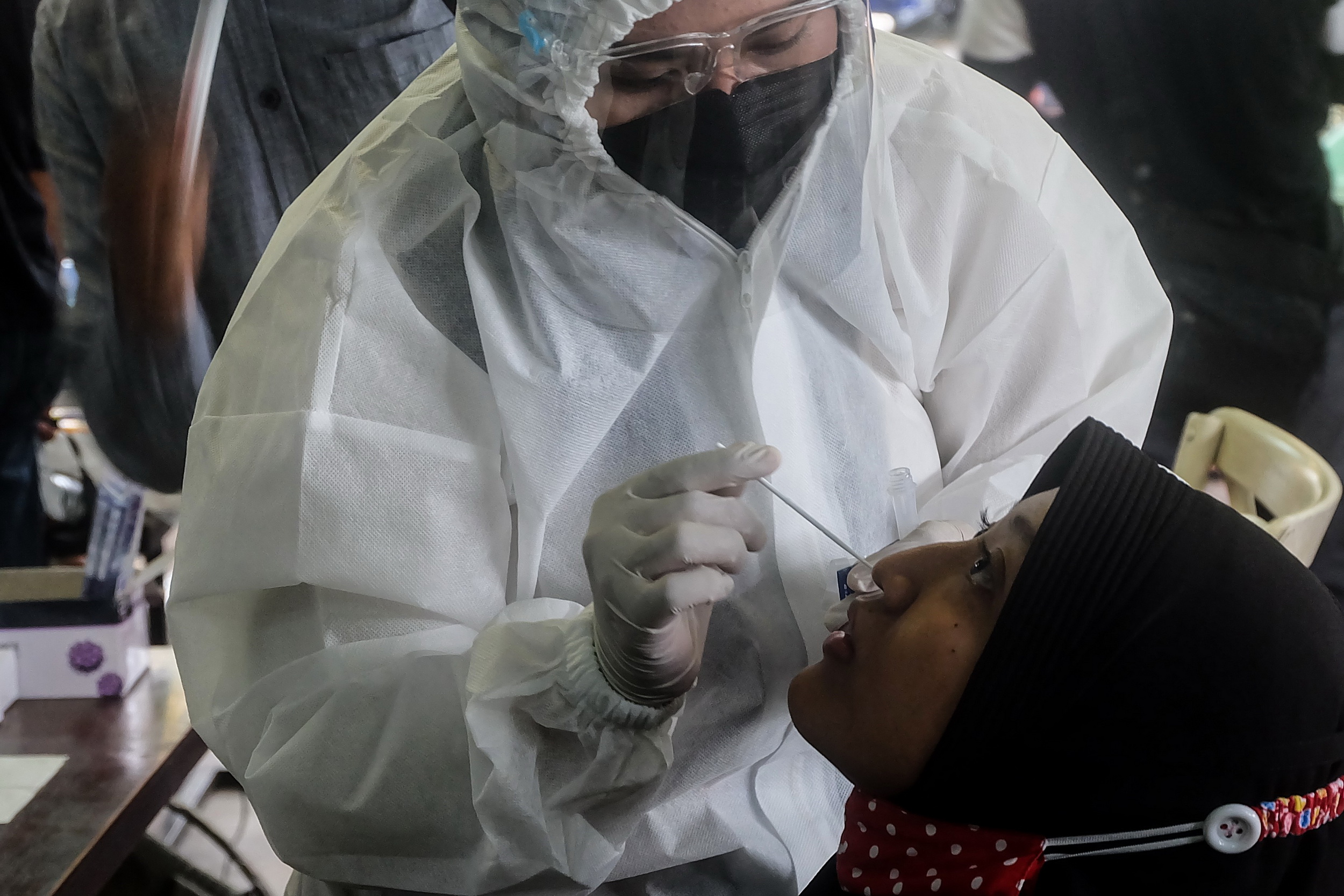 Nhân viên y tế lấy mẫu xét nghiệm COVID-19 tại Jakarta, Indonesia, ngày 14/2/2021. (Ảnh: THX/TTXVN)