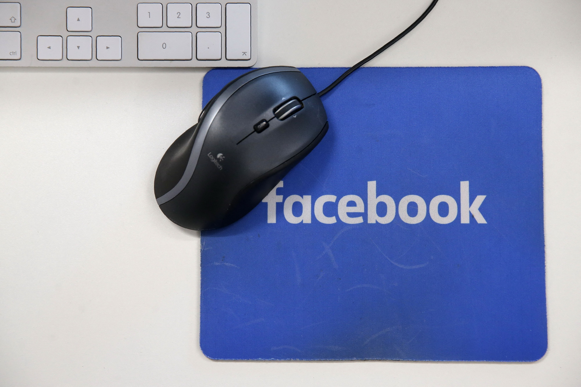 Biểu tượng Facebook trên một tấm lót chuột máy tính ở London, Anh. (Ảnh: AFP/TTXVN)
