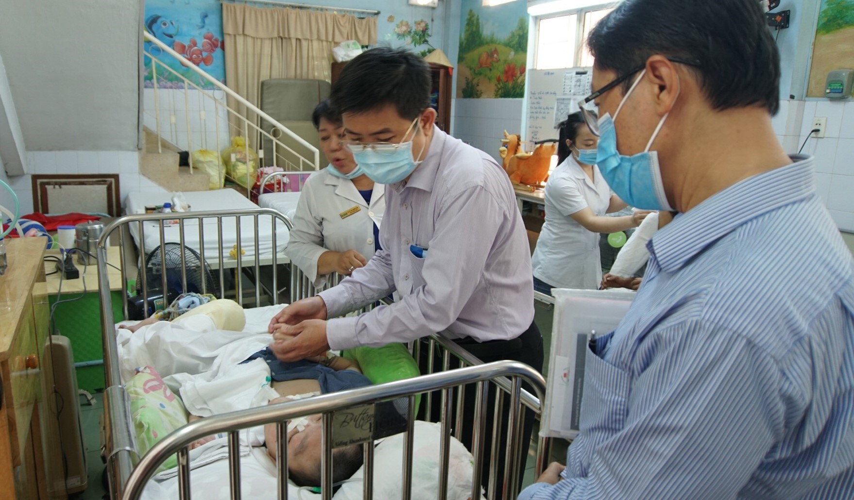 Phó Giáo sư Nguyễn Thanh Hiệp thăm trẻ em mồ côi tại Trung tâm bảo trợ trẻ tàn tật-mồ côi Thị Nghè. (Ảnh: Đinh Hằng/TTXVN)