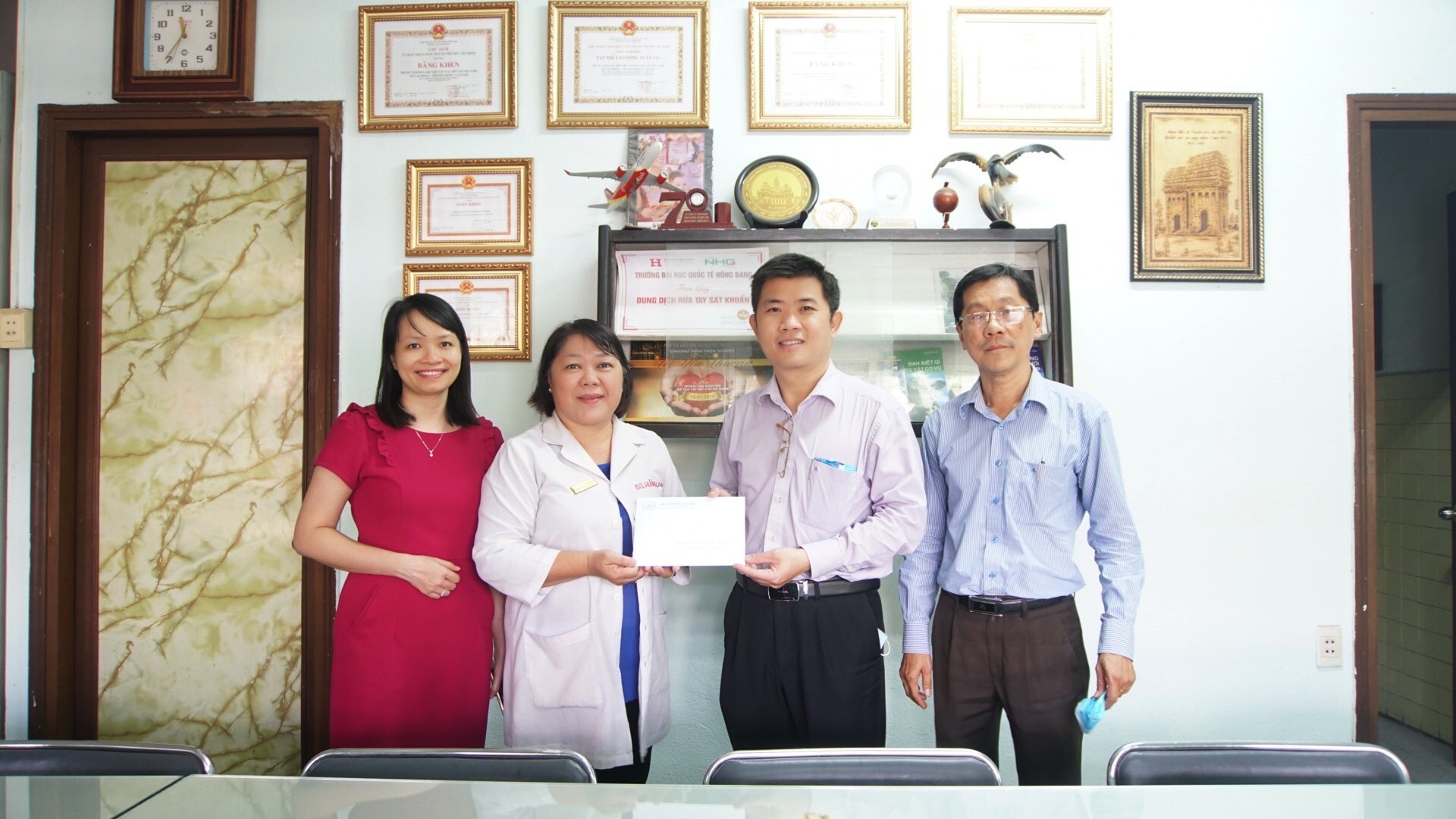 Phó Giáo sư Nguyễn Thanh Hiệp tặng quà cho Trung tâm bảo trợ trẻ tàn tật-mồ côi Thị Nghè. (Ảnh: Đinh Hằng/TTXVN)