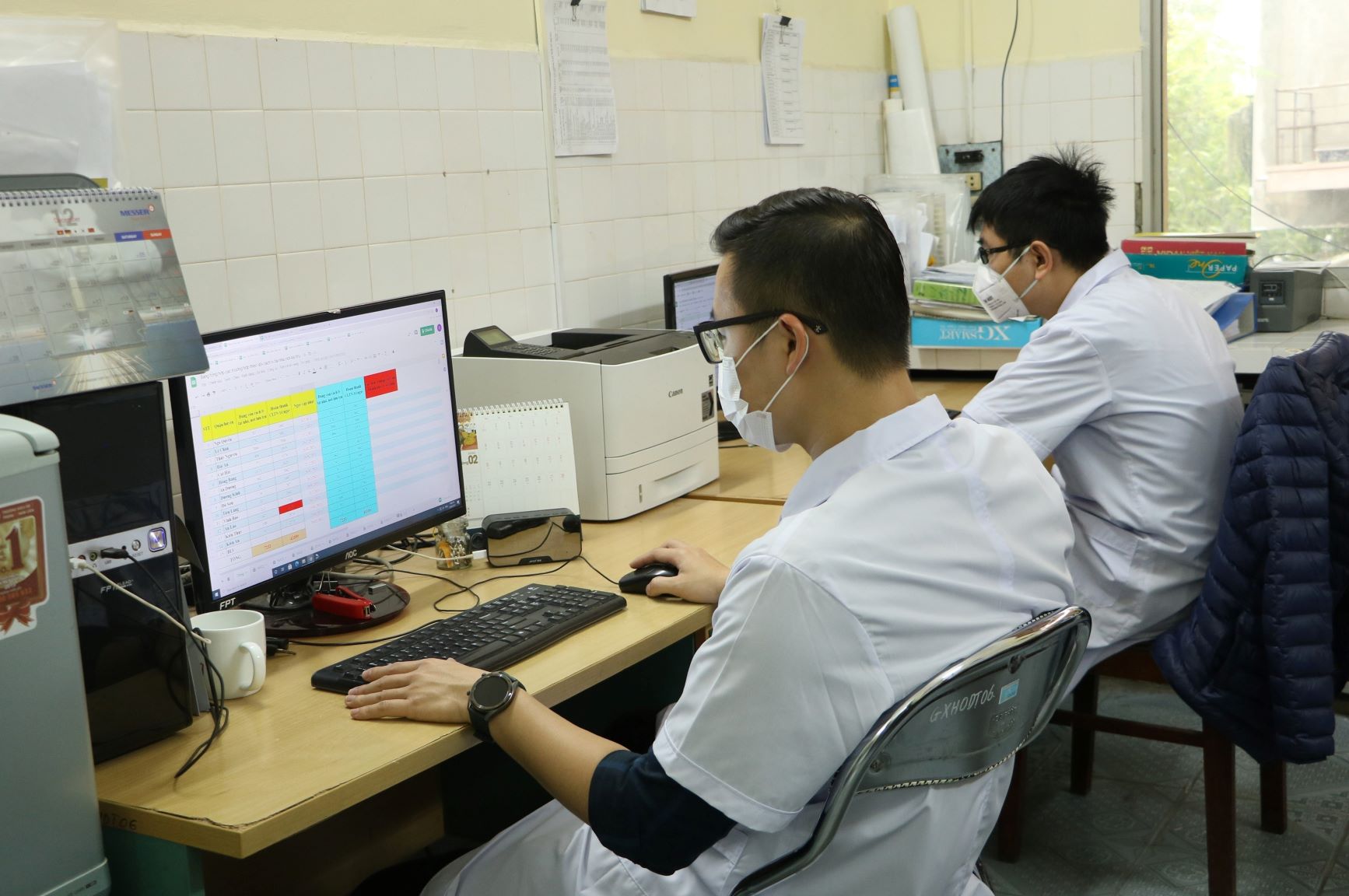 Bác sỹ Trung tâm Y tế dự phòng Hải Phòng kiểm tra thông tin truy vết các trường hợp liên quan đến ca bệnh tại Bệnh viện Giao thông Vận tải Hải Phòng. (Ảnh: Minh Thu/TTXVN)