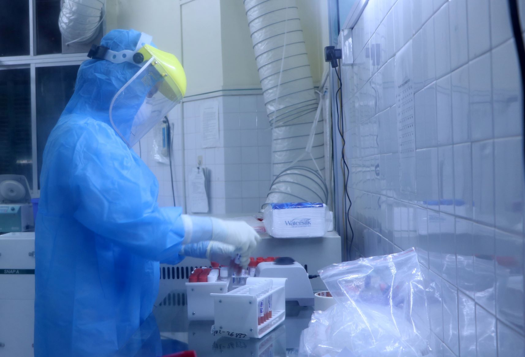 Xét nghiệm mẫu bệnh phẩm liên quan đến virus SARS-CoV-2 tại Trung tâm Y tế dựu phòng Hải Phòng. (Ảnh: Minh Thu/TTXVN)