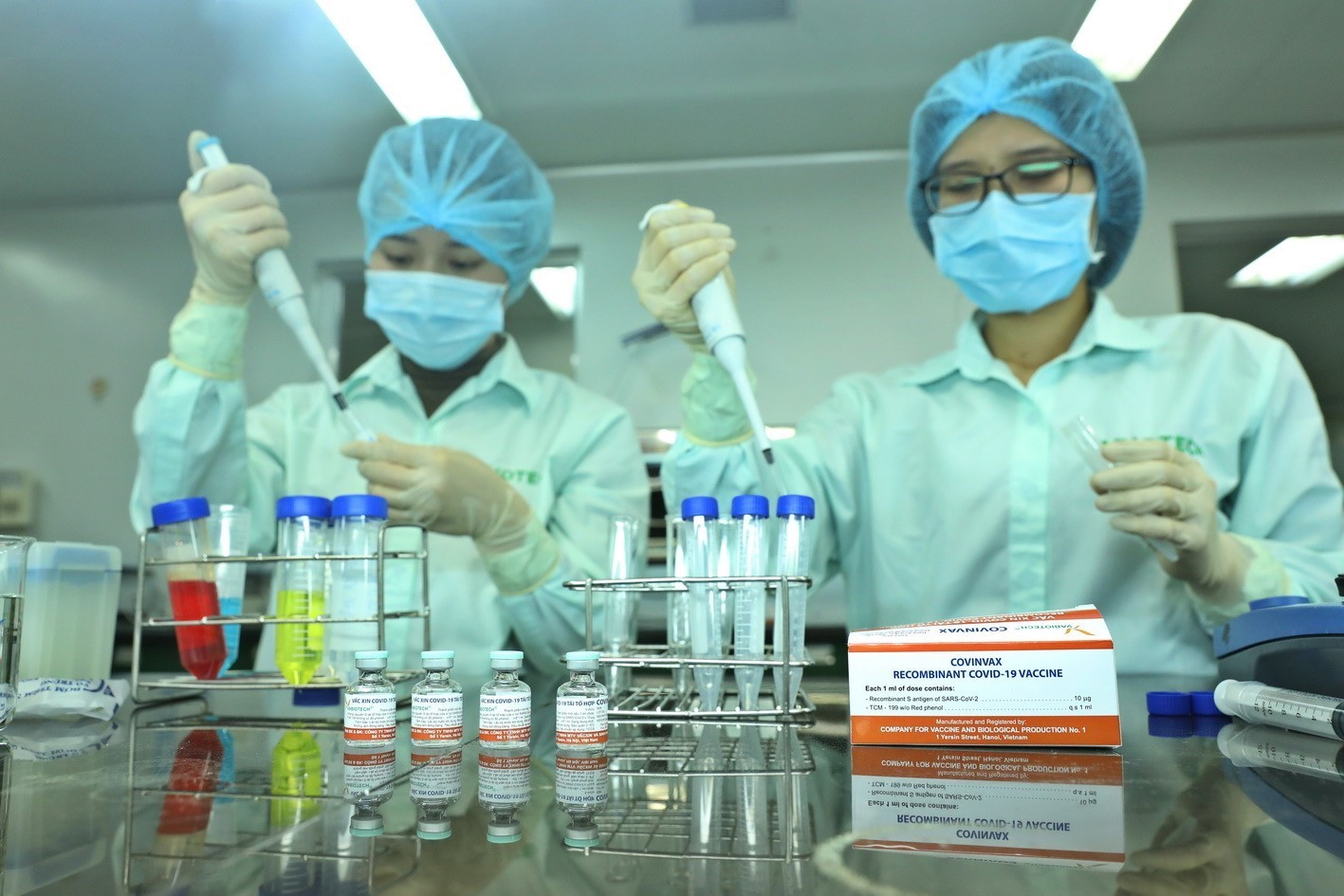 Сотрудники компании по производству вакцин и биологических продуктов № 1(VABIOTECH) проверил количественный белок в вакцине COVID-19. (Фото: ВИА)