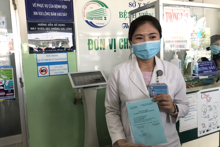 胡志明市热带疾病医院余黎青春医生成为首个新冠疫苗接种者。图自新河内报