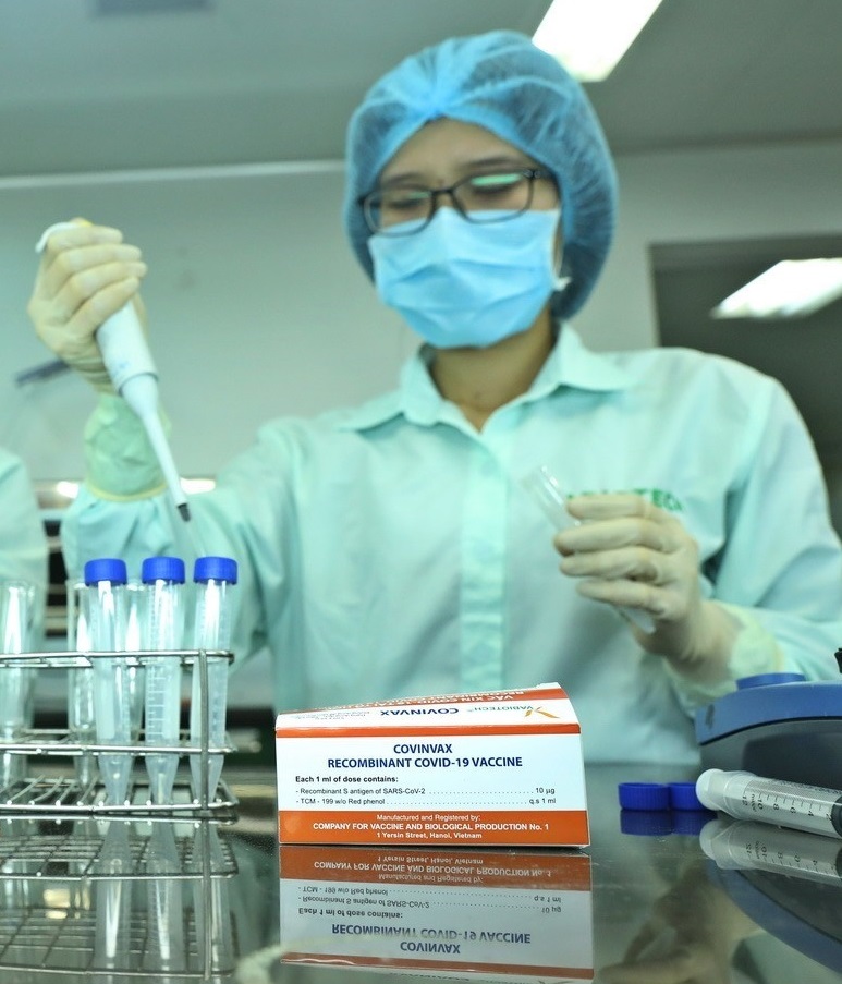 Une experte de VABIOTECH teste la quantité de protéine dans le vaccin anti-COVID-19. Photo: VNA