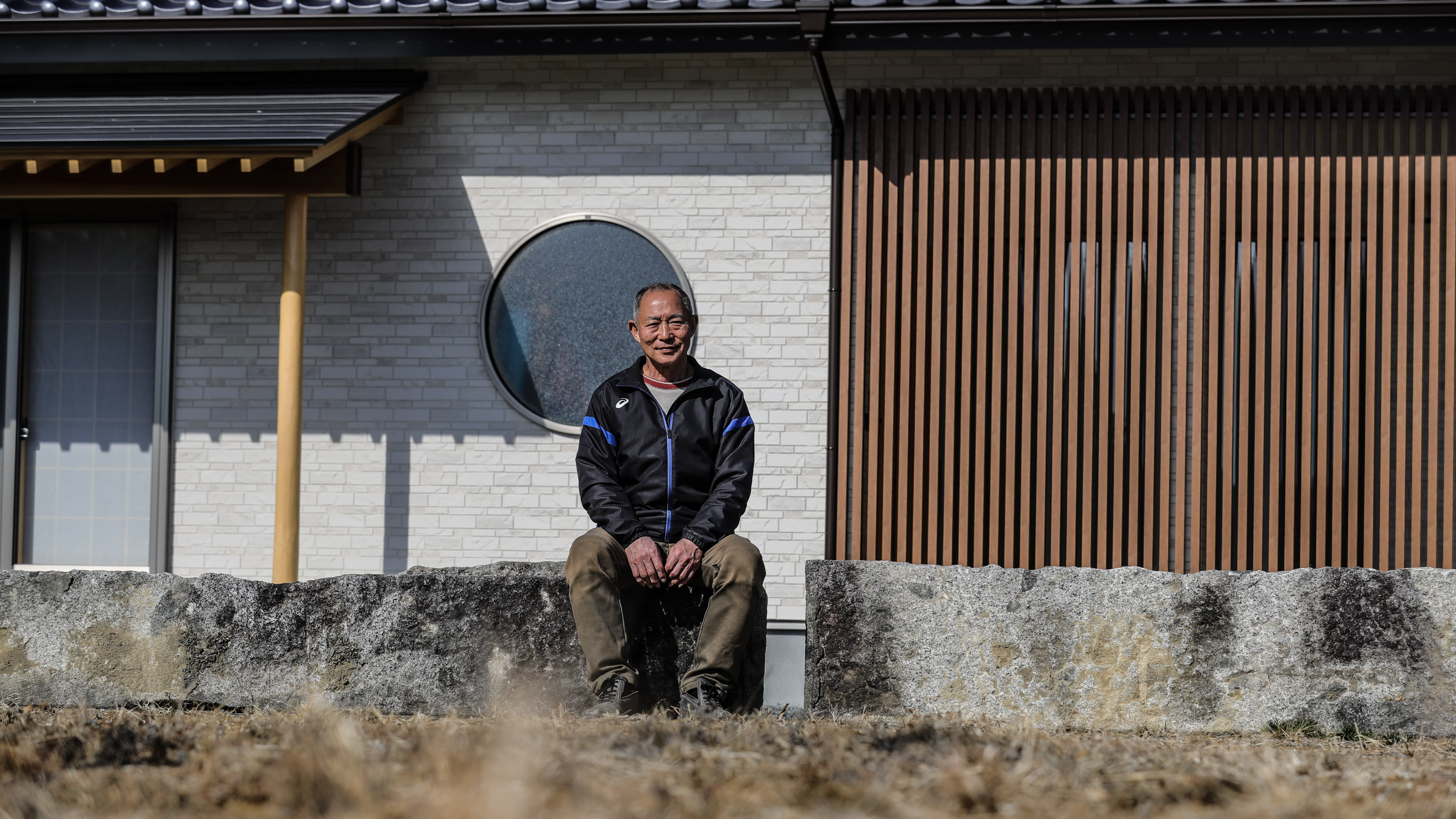Kanno đã nhiều lần xây lại nhà ở cùng vị trí bị sóng thần quét qua và quyết tâm  ở lại đó cho đến hết đời. (Ảnh: Nikkei)