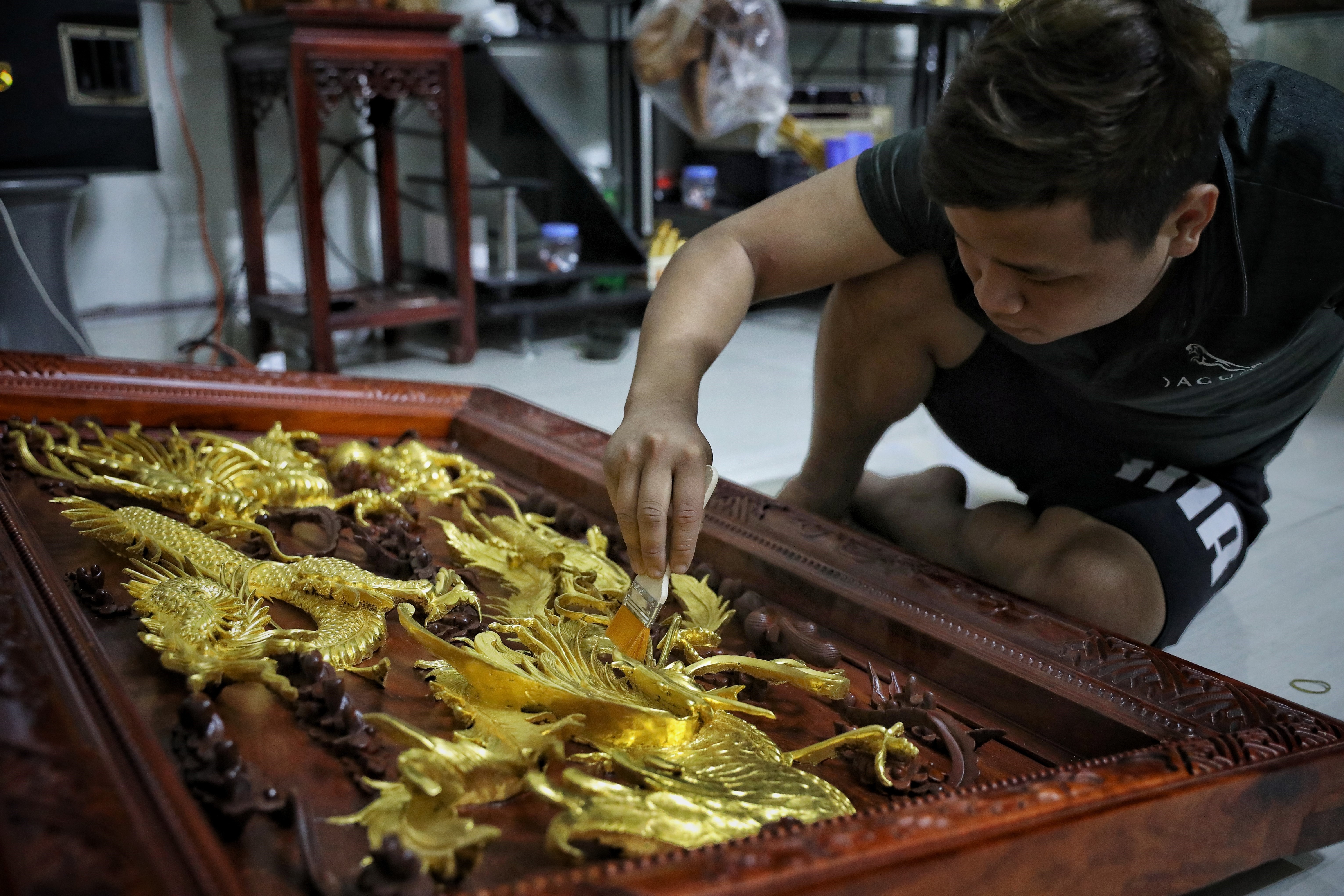 Một số sản phẩm đã được thếp vàng của gia đình Nguyễn Văn Hiệp tại làng nghề vàng, bạc Kiêu Kỵ, huyện Gia Lâm (Hà Nội). (Ảnh: Danh Lam/TTXVN)