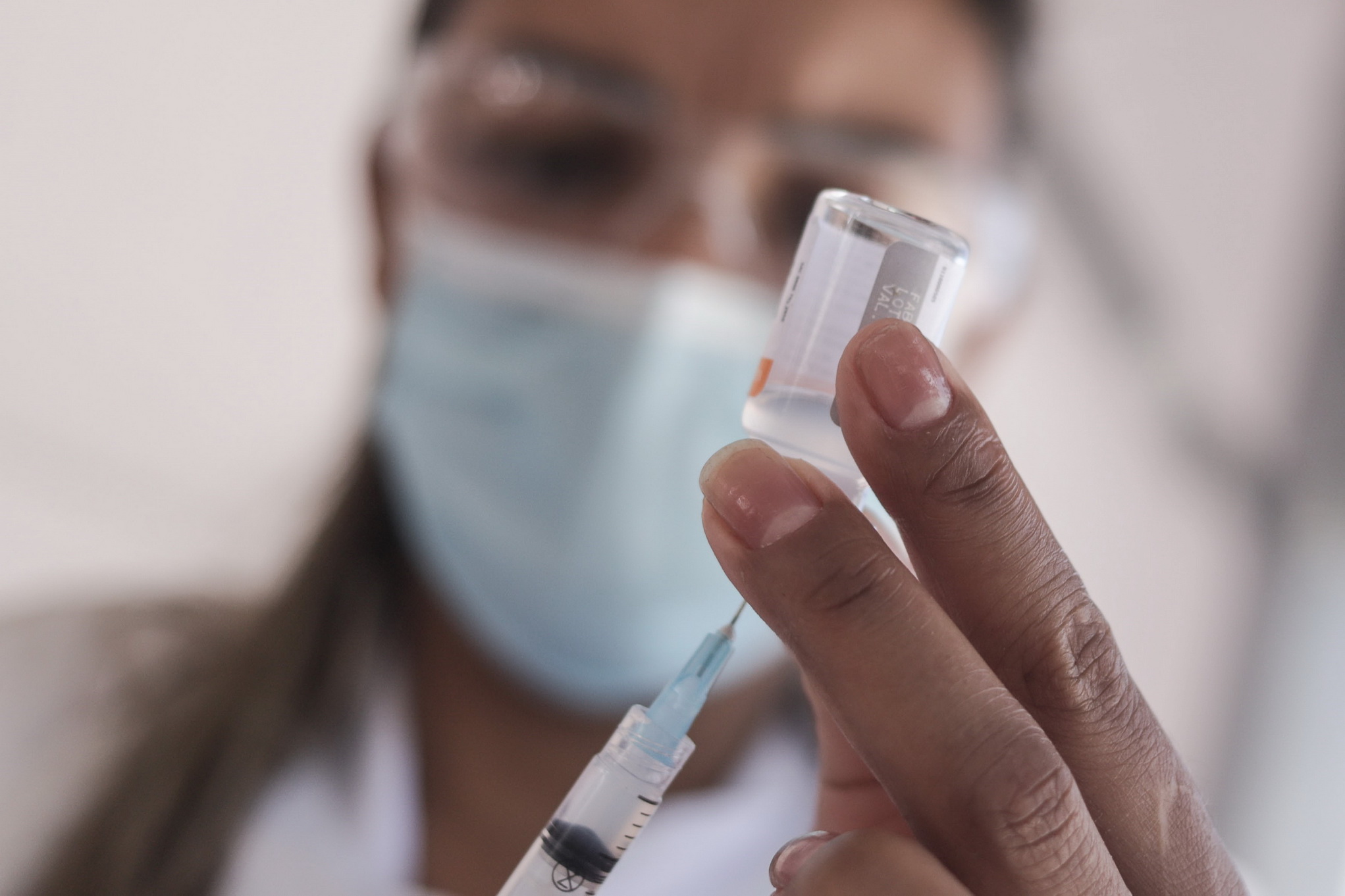 Nhân viên y tế chuẩn bị tiêm vắcxin ngừa bệnh viêm đường hô hấp cấp COVID-19 của hãng Sinovac tại một địa điểm tiêm chủng ở Sao Paulo, Brazil, ngày 2/3/2021. (Ảnh: THX/TTXVN)