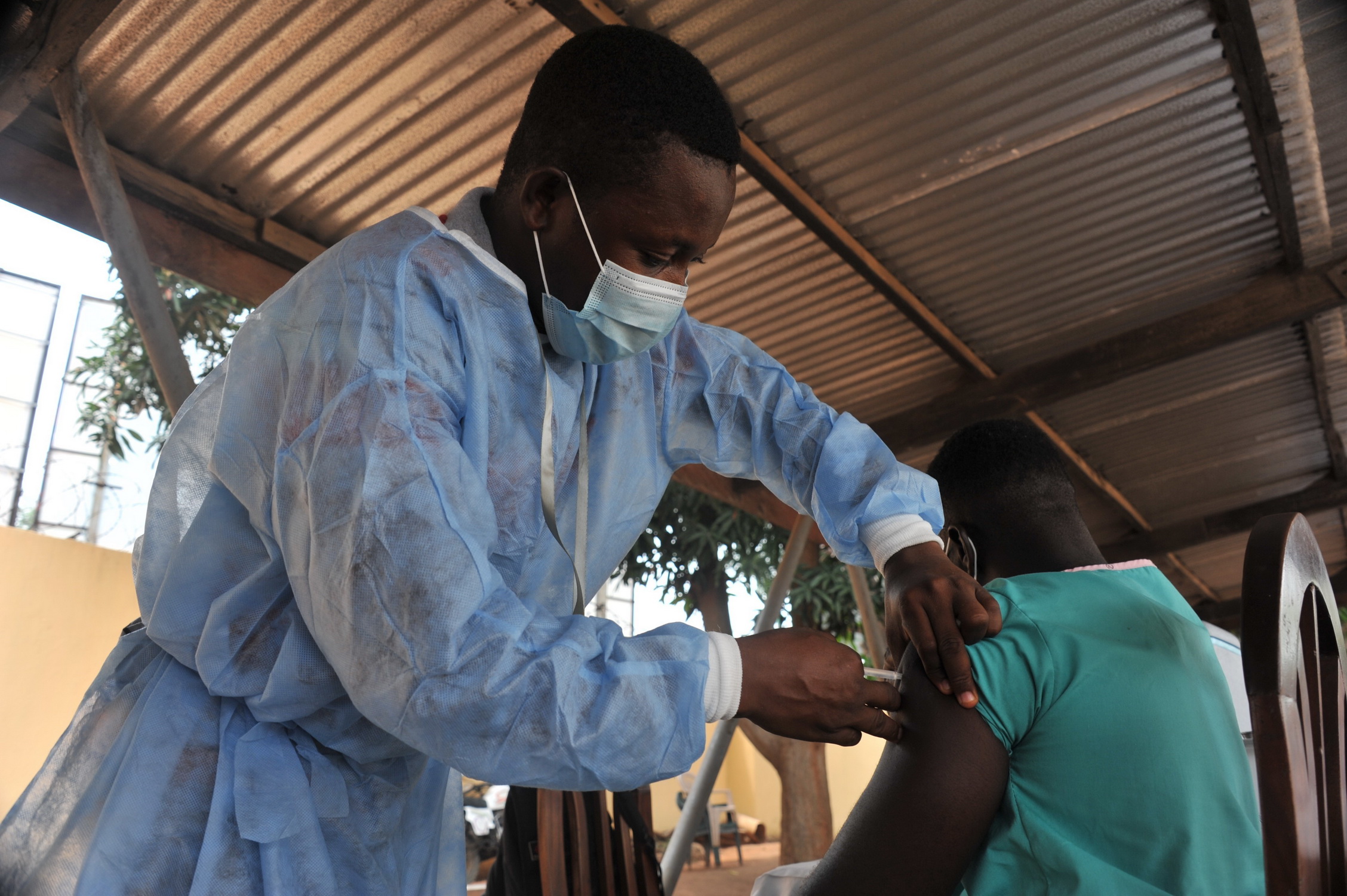 Nhân viên y tế tiêm vắcxin phòng COVID-19 cho người dân tại Accra, Ghana, ngày 2/3/2021. (Ảnh: THX/TTXVN)