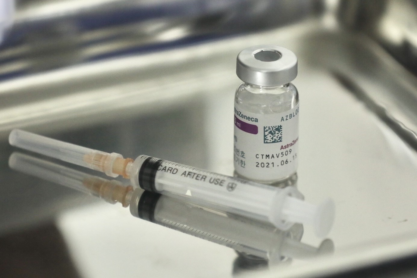 防疫一线医务人员进行新冠疫苗接种。图自越通社