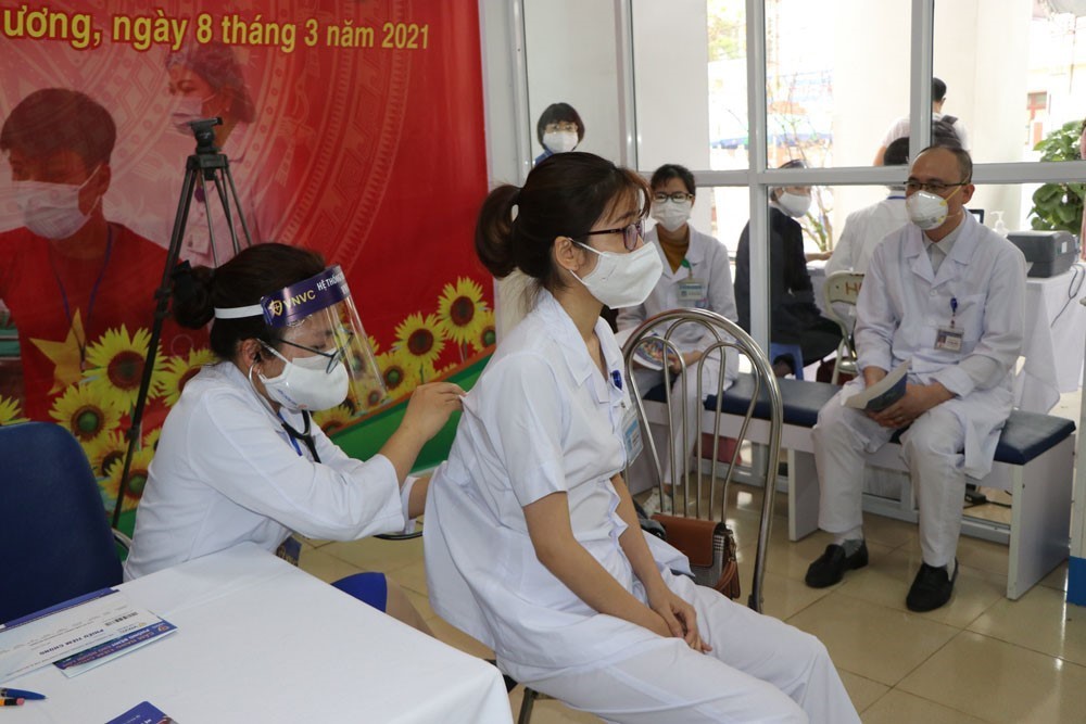 Realización de las pruebas preparatorias para el personal médico antes de la vacunación (Foto: VNA) 