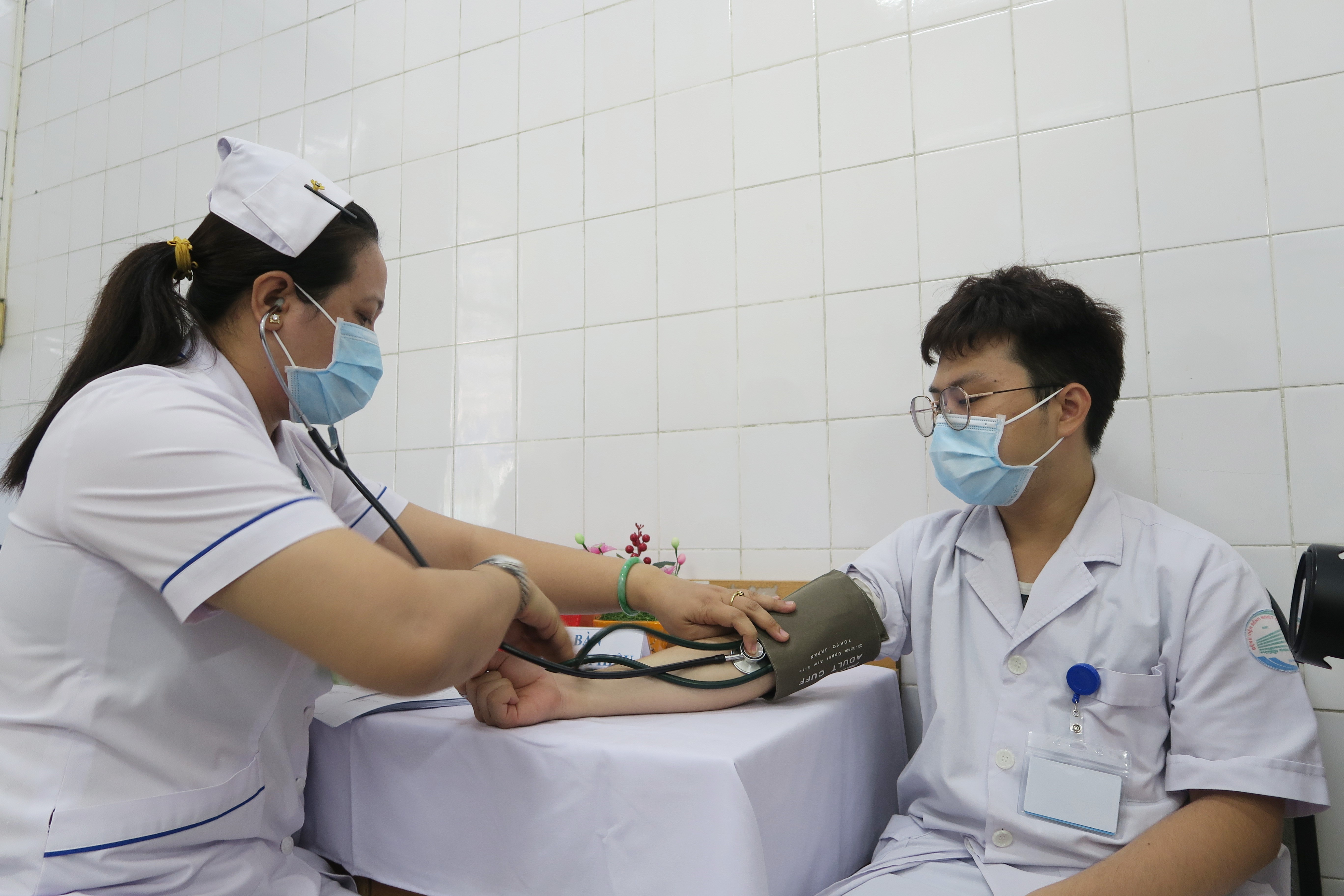 A medical worker receives check-up before getting vaccinated against COVID-19 (Photo: VNA)