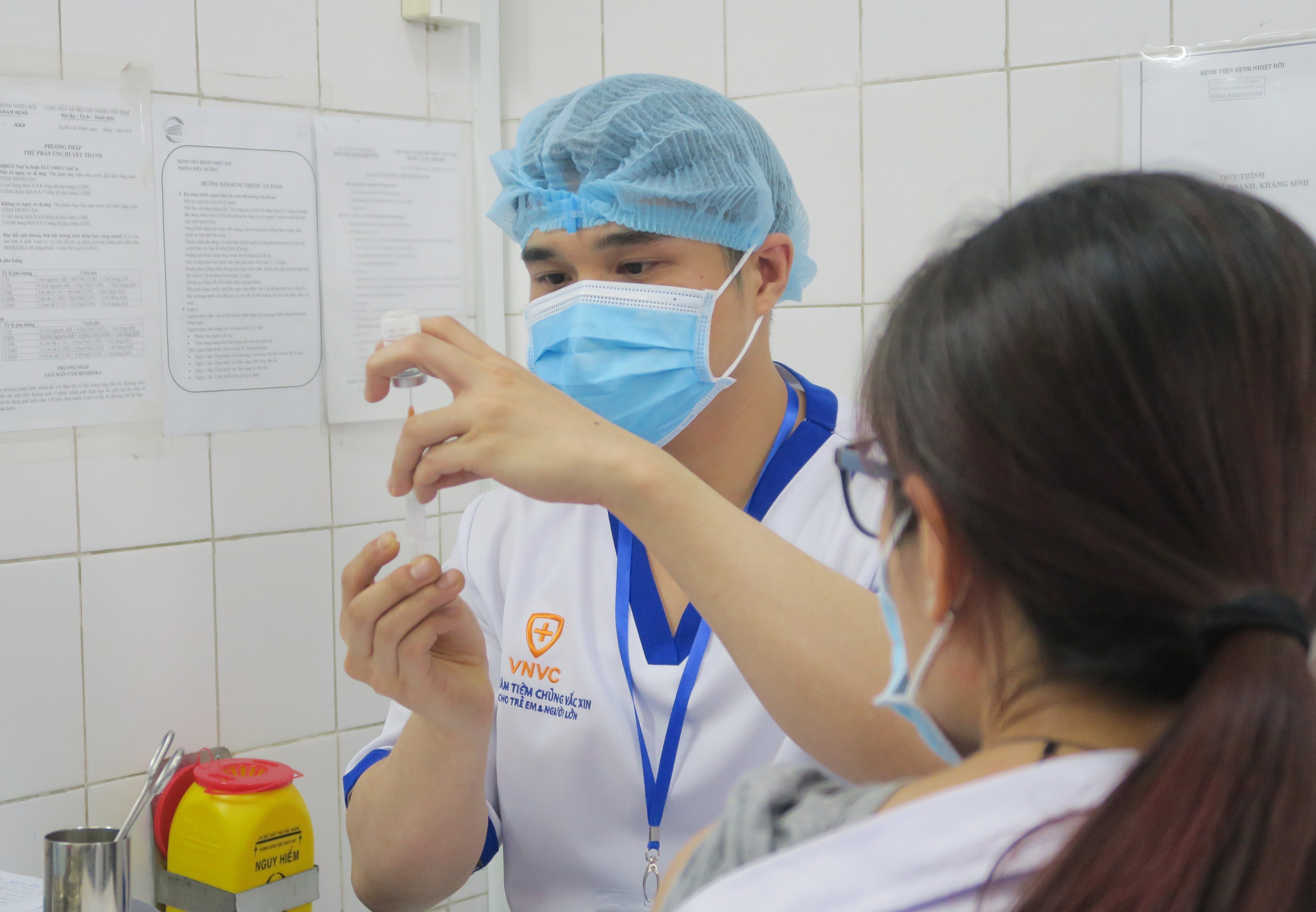 Les agents médicaux se font vacciner contre le COVID-19. Photo: VNA